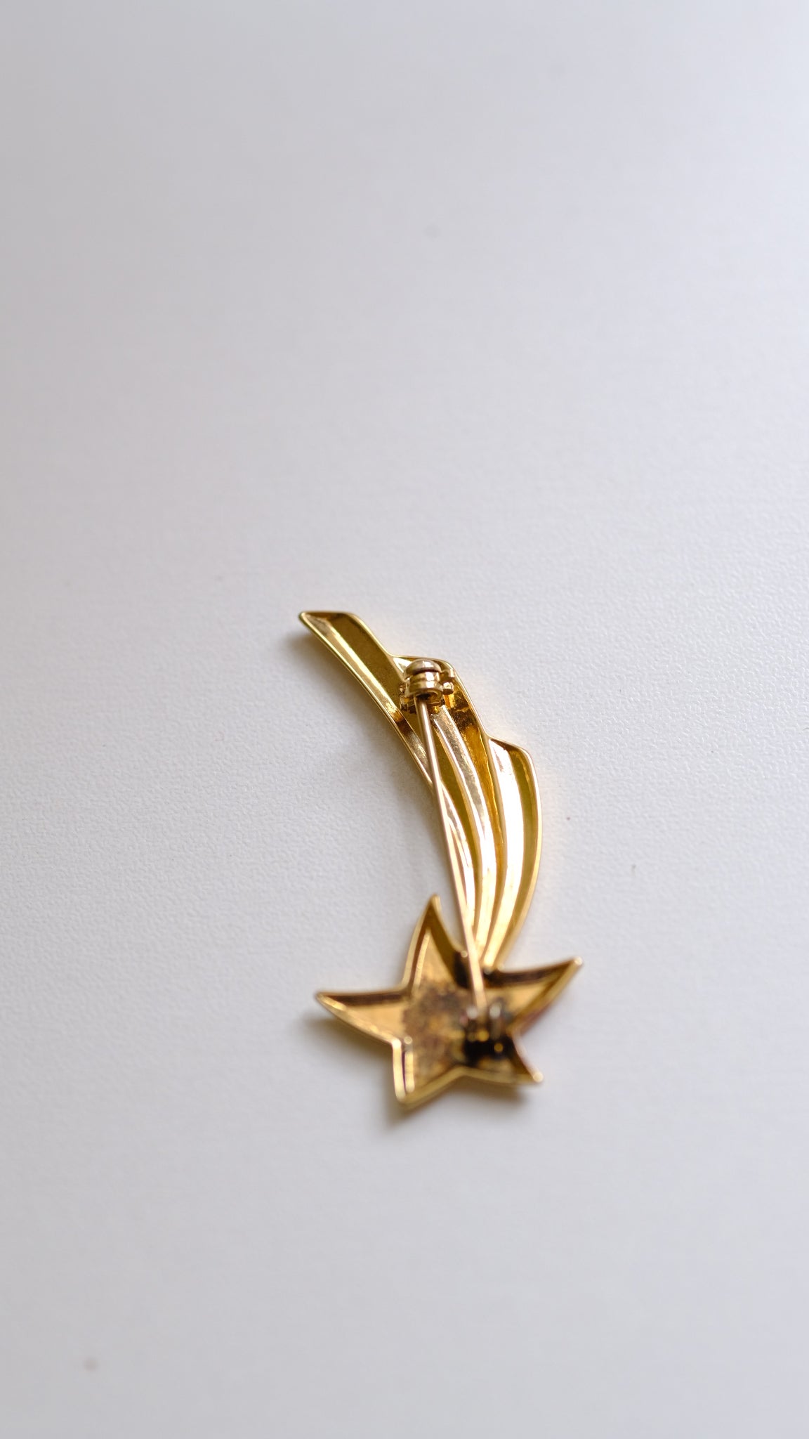 Shooting star brooch